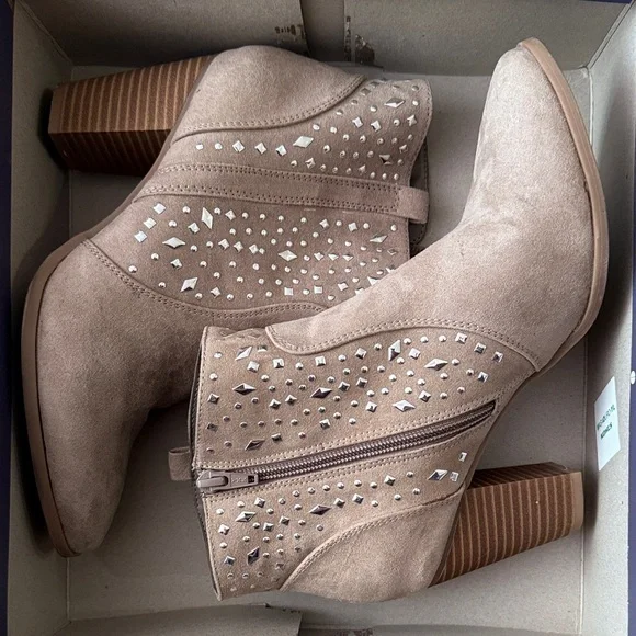 Jennifer Lopez Studded Taupe Suede Ankle Boots - Women’s 8.5 - Picture 1 of 15